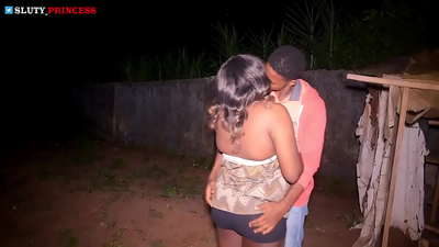 Көчө романтикасы жана клубдан келген толмоч кыз менен ысык секс